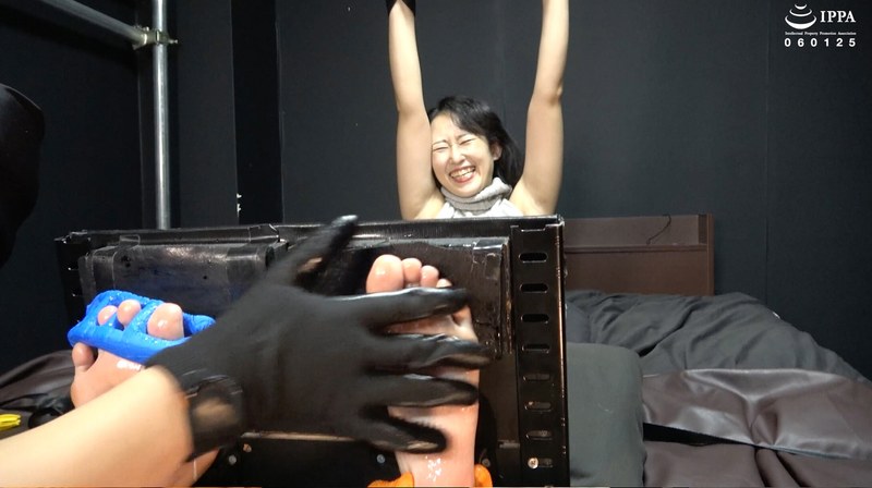 「足枷くすぐりで過去イチ反り返ってくすぐったがるほたるさん！」わかしラボ WAKA-065 海埜ほたる 3 パッケージ画像