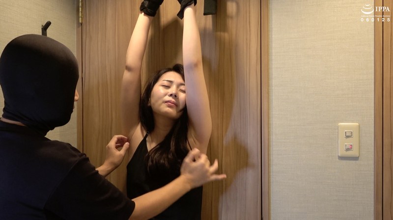 立ち拘束で美女をくすぐってみた 香椎佳穂 パッケージ画像